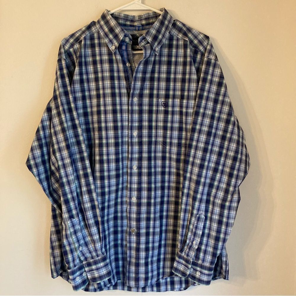 Ariat Men’s pro series button down plaid shirt size large.